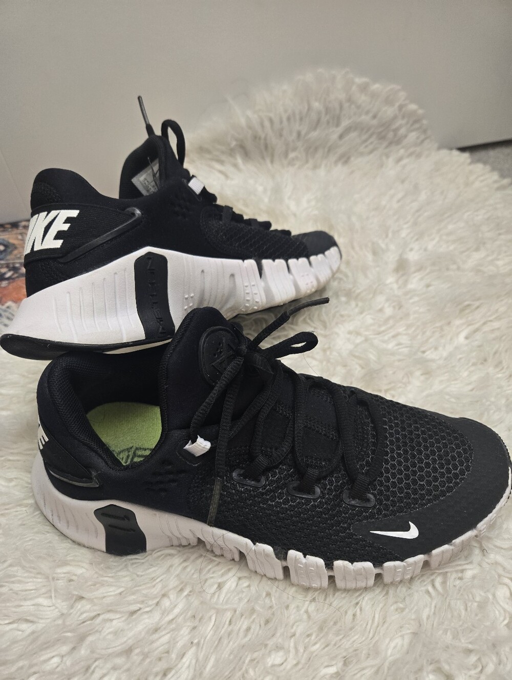 Nike Black & White Free Metcon 4 Training Sneakers | Lace Up Design